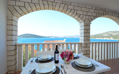 Marina 510.2: Propriété, Pièce, Table, Bâtiment, Immobilier, Vacances, Maison, Architecture, Meubles, Design Intérieur