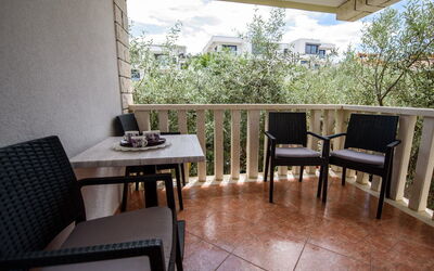 Marina 510.5: Table, Meubles, Propriété, Bâtiment, Plante, Ciel, Chaise, Arbre, Design Intérieur, Bois