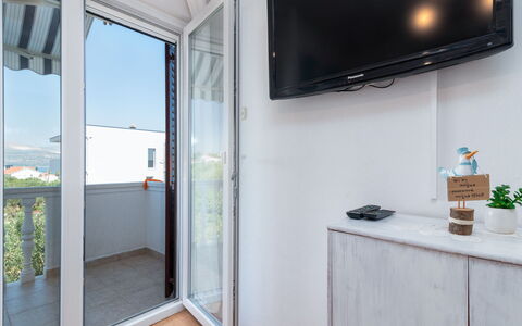 Miljus: Propriété, Fenêtre, Télévision, Design Intérieur, Bois, Bâtiment, Mur, Plante, Téléviseur, Électroménager