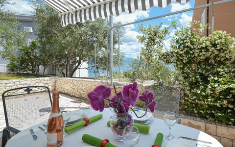 Trogir Slatine 165: Table, Plante, Vaisselle, Meubles, Propriété, Verres À Pied, Chaise, Ciel, Nappe De Table, Drinkware