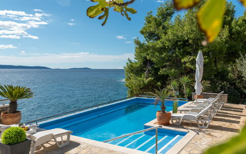 Trogir Okrug Gornji 320: L'Eau, Plante, Nuage, Ciel, Propriété, Bleu Azur, La Nature, Piscine, Ombre, Mobilier De Jardin