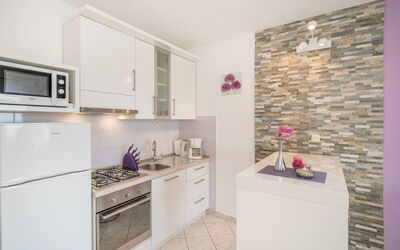 Villa Andjelka 330.2: Propriété, Pièce, Cuisine, Meubles, Design Intérieur, Violet, Bâtiment, Violet, Cabinetry, Immobilier