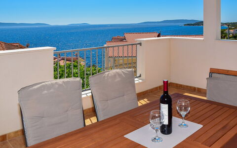 Trogir Okrug Gornji 340: Ciel, L'Eau, Table, Bâtiment, Meubles, Propriété, Bouteille, Lumière, Fenêtre, Bleu Azur