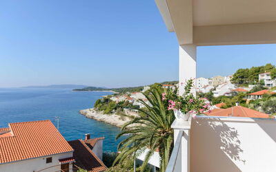 Trogir Okrug Gornji 340: L'Eau, Ciel, Bâtiment, Propriété, Station Balnéaire, Bleu Azur, Ombre, Plan D'Eau, Architecture, Arecales