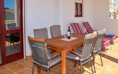 Lucija 340.1: Table, Meubles, Propriété, Fenêtre, Chaise, Bois, Bâtiment, Salon, Sol, Sol