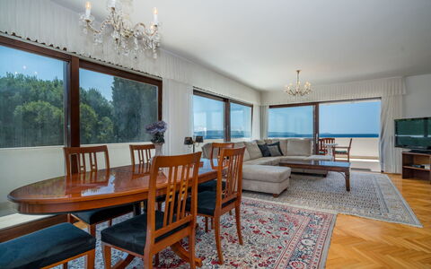 Bila Kuća: Pièce, Meubles, Propriété, Immobilier, Design Intérieur, Bâtiment, Table, Sol, Salle À Manger, Maison
