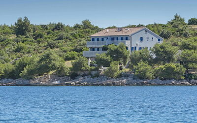Hvar Kalober 800: Plan D'Eau, L'Eau, Propriété, Rive, Maison, Mer, Inlet, Domicile, Ciel, Cotiers Et Relief Océaniques