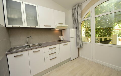 Orebić Viganj 100: Cabinetry, Propriété, Comptoir, Évier, Bâtiment, Evier, Tiroir, Robinet, Cuisinière, Cuisine