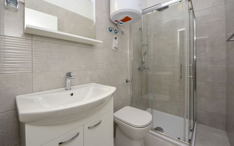 Orebić Viganj 100: Luminaire Plomberie, Propriété, Robinet, Miroir, Blanc, Évier, Salle De Bains, Lavabo, Bâtiment