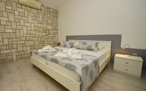 Orebić Viganj 100: Bâtiment, Propriété, Meubles, Cabinetry, Confort, Tiroir, Textile, Bois, Cadre De Lit, Commode