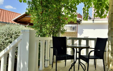 Orebić Viganj 100: Table, Propriété, Bâtiment, Meubles, Plante, Bois, Fenêtre, Ombre, Mobilier De Jardin, Chaise