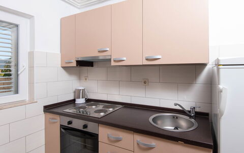 Balota: Propriété, Pièce, Cuisine, Cabinetry, Comptoir, Meubles, Cuisinière, Design Intérieur, Maison, Tuile