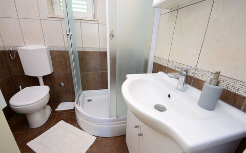 Katica: Salle De Bains, Propriété, Toilette, Pièce, Luminaire Plomberie, Mur, Siège De Toilette, Sol, Tuile, Design Intérieur