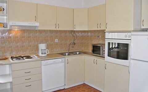 Katica: Pièce, Propriété, Cuisine, Cabinetry, Meubles, Comptoir, Bâtiment, Maison, Principaux Appliance, Immobilier