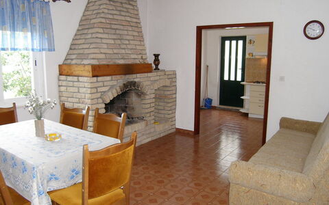 Katica: Pièce, Propriété, Salon, Design Intérieur, Cheminée, Foyer, Meubles, Bâtiment, Sol, Mur