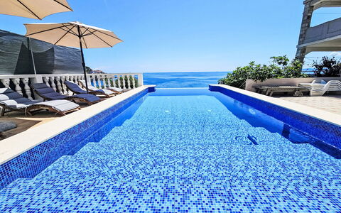Korčula Zavalatica 100: Ciel, Plante, Jour, Propriété, Bleu Azur, L'Eau, Bleu, Architecture, Plan D'Eau, Mobilier De Jardin