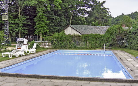 Hechthausen 100: L'Eau, Propriété, Plante, Piscine, Bleu Azur, Rectangle, Herbe, Ombre, Lot Terre, Bâtiment
