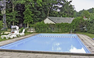 Hechthausen 100: L'Eau, Propriété, Plante, Piscine, Bleu Azur, Rectangle, Herbe, Ombre, Lot Terre, Bâtiment