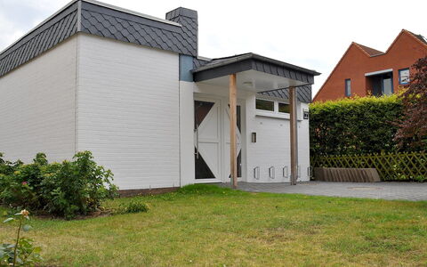 Rosengrund: Plante, Bâtiment, Propriété, Fenêtre, Ciel, Maison, Lot Terre, Arbre, Herbe, Chalet