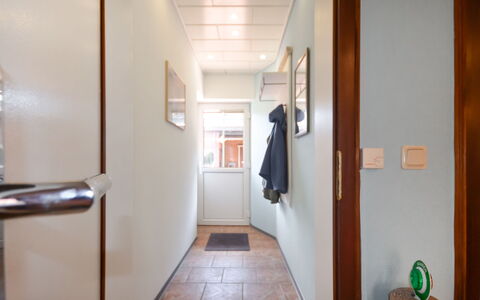 Windrose: Bâtiment, Porte, Maison, Design Intérieur, Bois, Sol, Sol, Confort