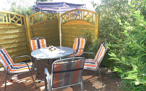 Kleen: Propriété, Arrière-Cour, Meubles, Chaise, Pièce, Maison, Cour, Arbre, Patio, Domicile