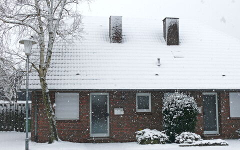 Strandwinkel: Neige, Bâtiment, Propriété, Plante, Fenêtre, Arbre, Maison, Gelé, Quartier, Porte