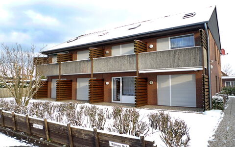Norddeich 359: Plante, Fenêtre, Neige, Ciel, Nuage, Bâtiment, Maison, Bois, Chalet, Arbre