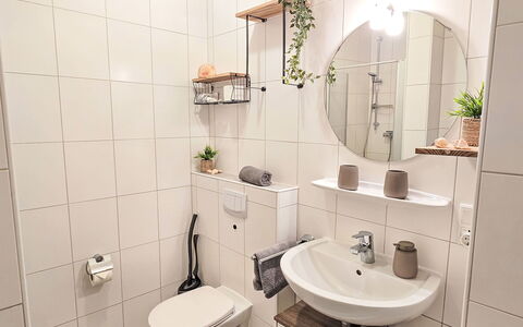 Norddeich 359: Design Intérieur, Lavabo, Luminaire Plomberie, Salle De Bains, Sol, Sol, Toilette, Évier, Robinet, Plomberie