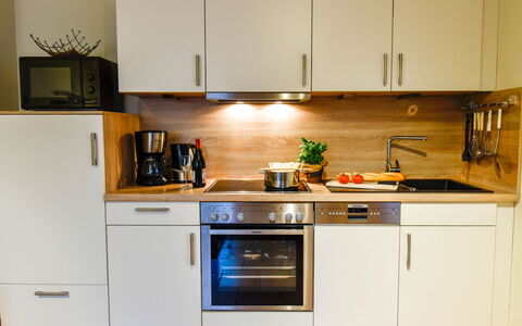 Norddeich 380: Cabinetry, Propriété, Comptoir, Appareil De Cuisine, Cuisinière, Cuisine, Électroménager, Bois, Design Intérieur, Sol