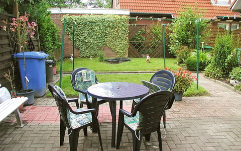 Schonerweg: Propriété, Cour, Arrière-Cour, Maison, Jardin, Patio, Tableau De Plein Air, Chalet, Table, Meubles