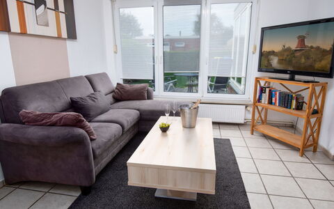 Seefalke: Table, Canapé, Propriété, Cadre, Meubles, Blind Fenêtre, Bois, Canapé-Lit, Salon, Design Intérieur