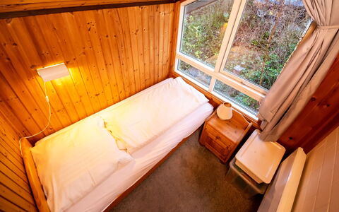Haus am Wald: Fenêtre, Bâtiment, Plante, Bois, Arbre, Design Intérieur, Sol, Maison, Véhicule, Dur