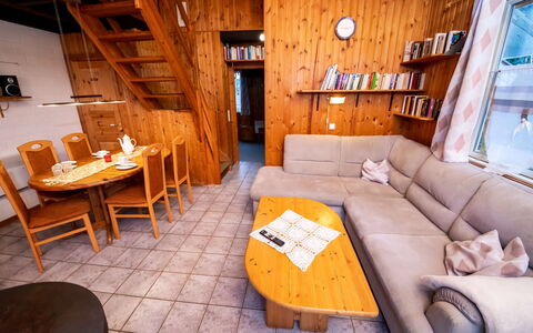 Haus am Wald: Propriété, Table, Meubles, Bâtiment, Cadre, Bois, Design Intérieur, Canapé, Sol, Confort
