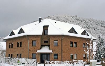 Adenau 160: Ciel, Neige, Bâtiment, Propriété, Fenêtre, Plante, Maison, Nuage, Pente, Porte