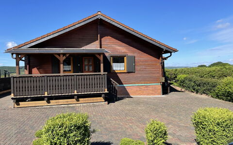 Adenau 350: Ciel, Plante, Propriété, Fenêtre, Nuage, Bois, Chalet, Architecture, Arbre, Ombre