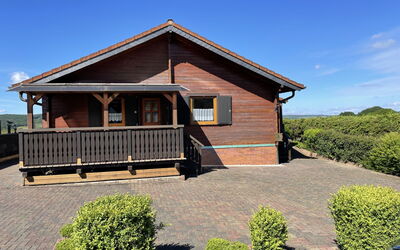 Adenau 350: Ciel, Plante, Propriété, Fenêtre, Nuage, Bois, Chalet, Architecture, Arbre, Ombre