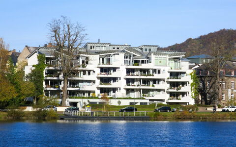 Appartement A12: L'Eau, Bâtiment, Ciel, Plante, Jour, Propriété, Fenêtre, Bleu Azur, Arbre, Lac