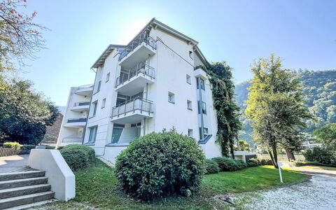Appartement A12: Plante, Ciel, Bâtiment, Fenêtre, Arbre, Lot Terre, Design Urbain, Escaliers, Herbe, Immobilier