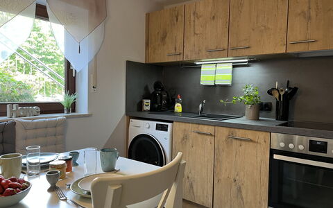 Hartmann im Odenwald: Cabinetry, Propriété, Comptoir, Evier, Cuisinière, Évier, Design Intérieur, Appareil De Cuisine, Bois, Fenêtre