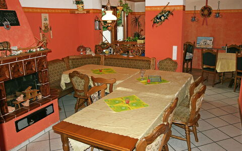 Pension Himmelsbach: Table, Meubles, Chaise, Plante D'Appartement, Éclairage, Design Intérieur, Bâtiment, Plante, Décoration, Salon
