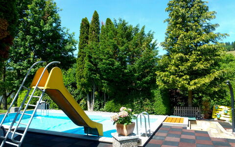 Pension Himmelsbach: Plante, Ciel, Propriété, La Nature, Pot De Fleur, Bleu Azur, Mobilier De Jardin, Ombre, Arbre, Architecture