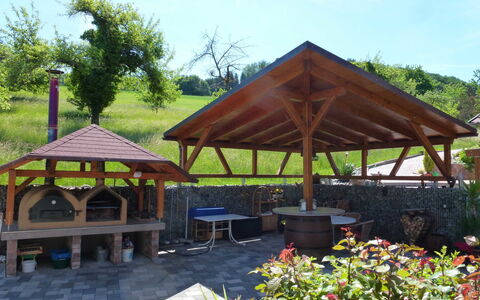 Pension Himmelsbach: Plante, Ciel, Botanique, Pot De Fleur, Arbre, Ombre, Nuage, Mobilier De Jardin, Table, Fleur