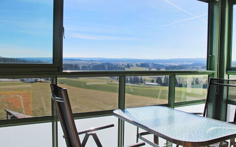 Dittishausen 2: Propriété, Pièce, Maison, Fenêtre, Design Intérieur, Immobilier, Table, Vacances, Ciel, Architecture