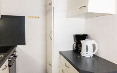 Weitblick (F 112) 2.7: Cabinetry, Appareil De Cuisine, Vaisselle, Électroménager, Tiroir, Cuisine, Design Intérieur, Comptoir, Sol