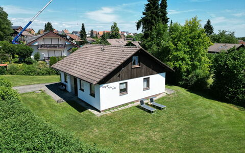 Vergissmeinnicht: Nuage, Ciel, Plante, Propriété, Bâtiment, Fenêtre, Arbre, Lot Terre, Pente, Maison