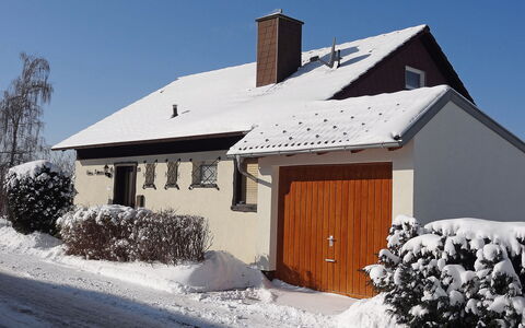Romeo: Plante, Ciel, Neige, Bâtiment, Fenêtre, Propriété, Maison, Porte, Arbre, Pente