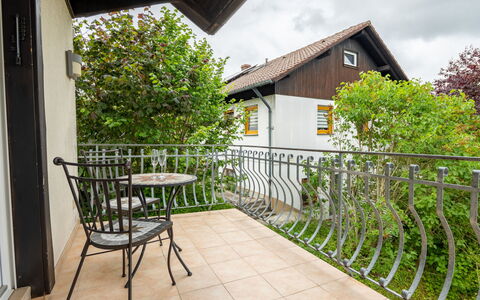 Romeo: Plante, Propriété, Bâtiment, Arbre, Ciel, Table, Porche, Bois, Nuage, Architecture