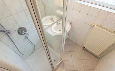 Romeo: Luminaire Plomberie, Salle De Bains, Fenêtre, Sol, Sol, Plomberie, Porte De Douche, Porte, Composite