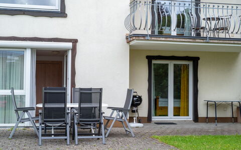 Romeo: Propriété, Table, Fenêtre, Meubles, Bâtiment, Chaise, Design Intérieur, Ombre, Porte, Bois