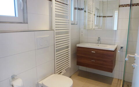 Mily: Salle De Bains, Propriété, Pièce, Tuile, Luminaire Plomberie, Architecture, Sol, Accessoire Salle De Bain, Toilette, Maison